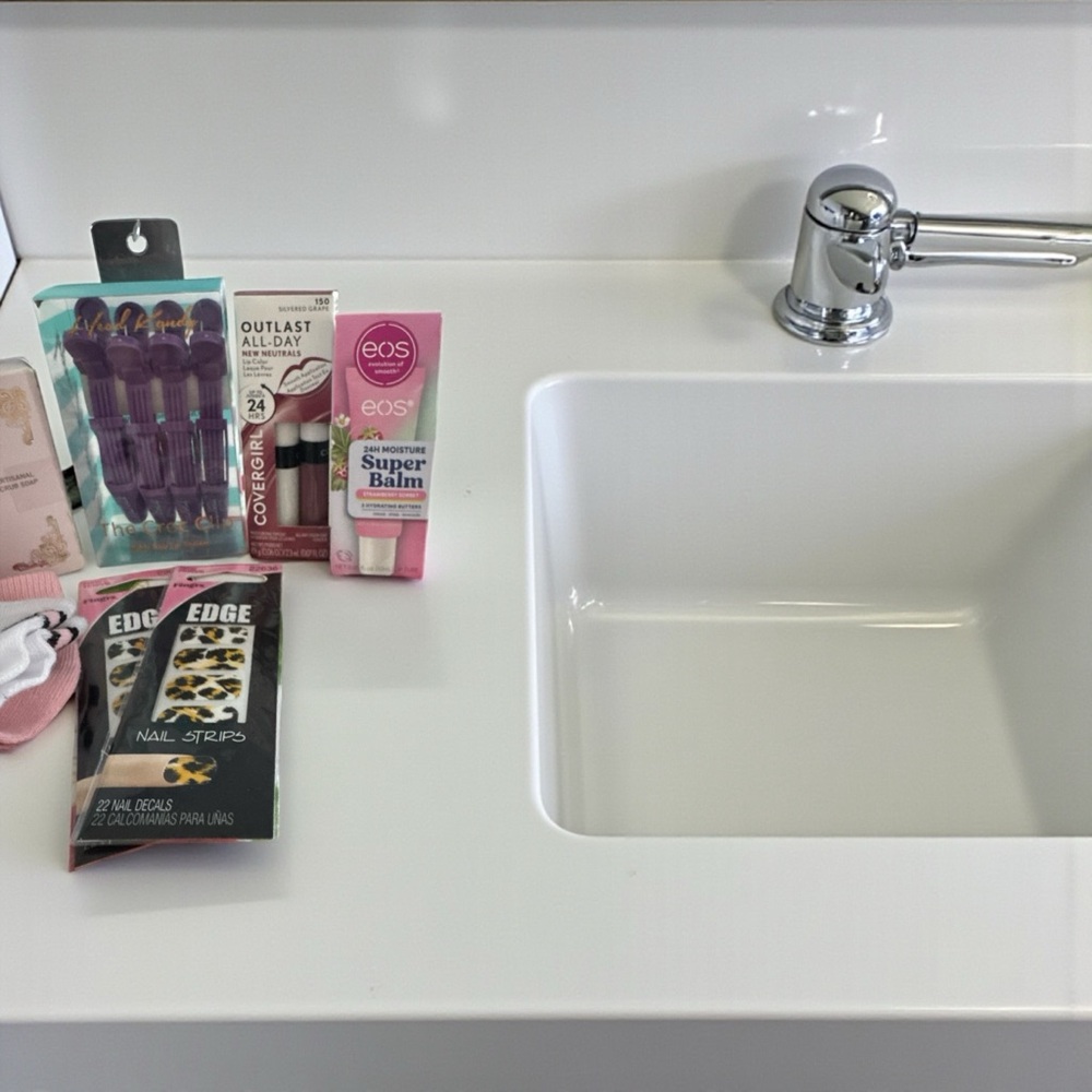 Beauty and Skincare Gift Set NWT - Picture 2 of 4
